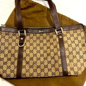 Gucci AUTHENTIC tote handbag with full close zipper about  “16 x”8 in size